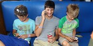 Drei Jungen mit ihren Smartphones