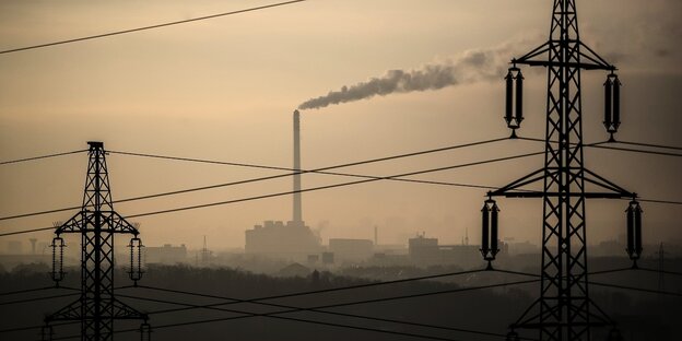 Eine Industrieanlage, die Luft ist dunstig