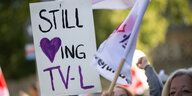 «Still loving TV-L» steht während einer Demonstration des verdi-Netzwerks «Freie Träger, faire Löhne!» für bessere Löhne der freien Träger im sozialen Bereich auf einem Banner.