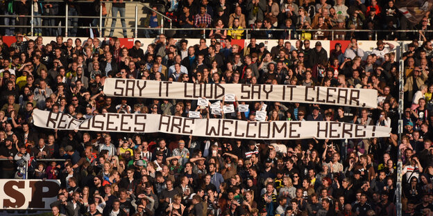 Flüchtlinge-Willkommen-Transparent im Stadion von St. Pauli Flüchtlinge-Willkommen-Transparent im Stadion von St. Pauli