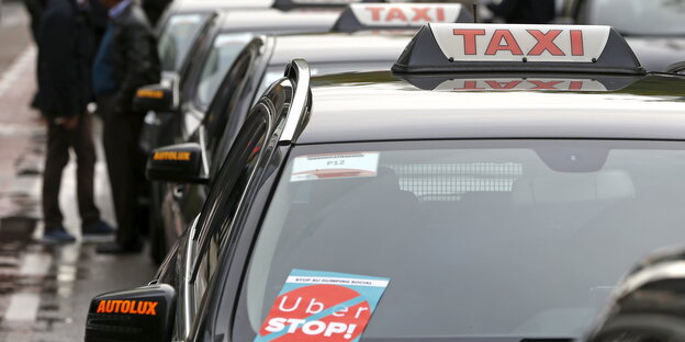 Taxis stehen in einer Reihe Taxis stehen in einer Reihe
