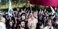 Demonstrierende laufen mit Postern und Transparenten bei der Unteilbar-Demo 2018 durch Berlin