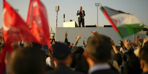 Menschen, Fahnenmeer, im Hintergrund auf einer Bühne Erdogan