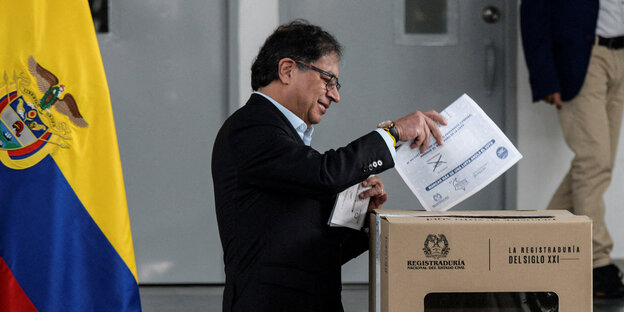 Der kolumbianische Präsident Gustavo Petro gibt seine Stimme in einem Wahllokal ab