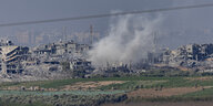 Rauch steigt nach einem Angriff Israels über dem Gaza-Streifen auf