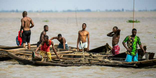 Männer auf Holzbooten
