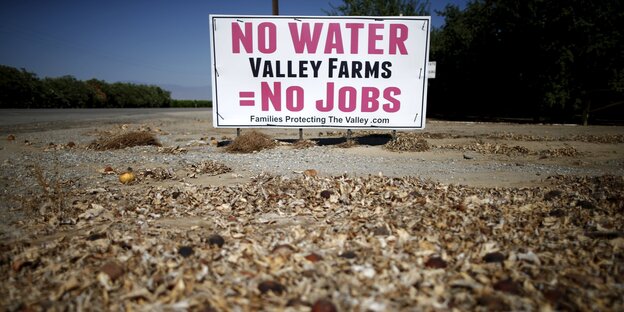 Ein Schild zeigt „Kein Wasser = keine Jobs“ Ein Schild zeigt „Kein Wasser = keine Jobs“