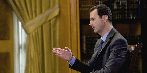 Syriens Präsident Assad sitzt auf einem Stuhl. Syriens Präsident Assad sitzt auf einem Stuhl.