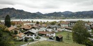 Herbststimmung: Blick über die Stadt Tegernsee am Tegernsee