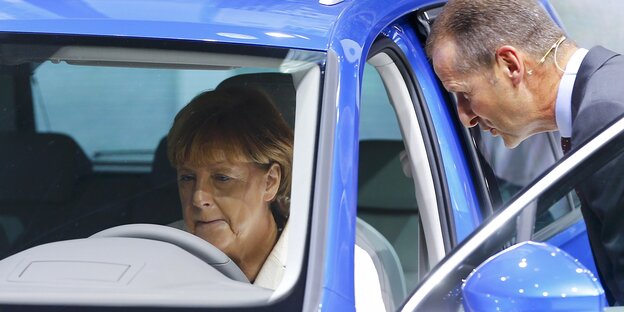 Angela Merkel in einem Auto auf der IAA Angela Merkel in einem Auto auf der IAA