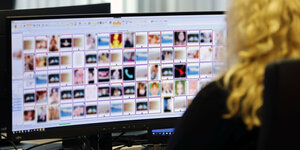 Eine LKA-Mitarbeiterin schaut auf einen Bildschirm mit kinderpornografischen Inhalten