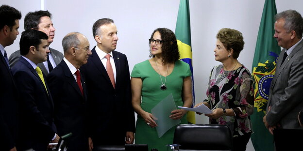 Dilma Rousseff umringt von Kongressabgeordneten Dilma Rousseff umringt von Kongressabgeordneten