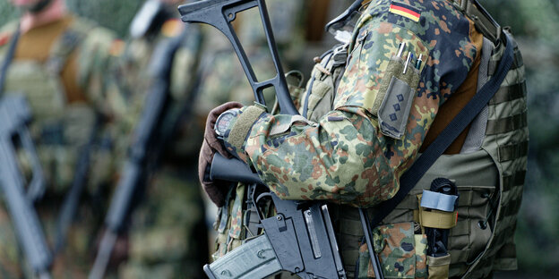 Bundeswehr-Soldat mit Gewehr