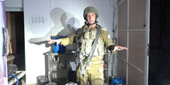 Der Sprecher des israelischen Militärs, Konteradmiral Daniel Hagari, gestikuliert, als er in den von Hamas-Kämpfern genutzten Wohnräumen im Keller des Rantissi-Krankenhauses steht