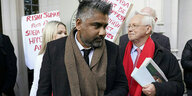 Der Rechtsanwalt Toufique Hossain mit braunem Schal steht mit anderen vor dem Supreme Court in London