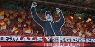 Fan-Kurve des FC Union Berlin mit einen riesigen Starschnitt von Trainer Urs Fischer