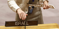 Vor der Sicherheitsratssitzung werden die Tischschilder von Israel und den palästinensischen Gebieten angebracht im Hauptgebäude der Vereinten Nationen