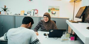 Beraterin im GIZ Büro berät Flüchtling