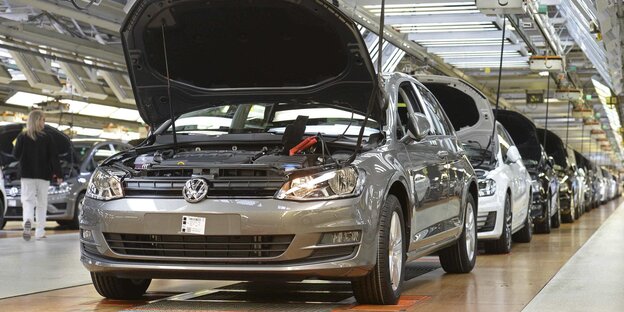 Autos der Marke VW stehen hintereinander Autos der Marke VW stehen hintereinander