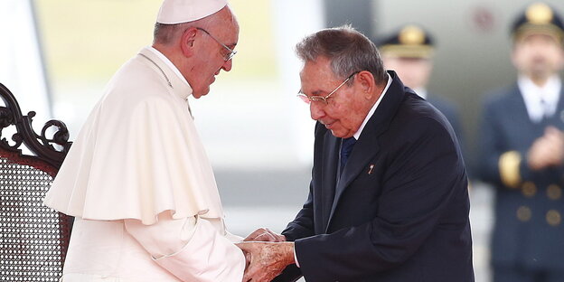Staatschef Raul Castro begrüßt den Papst. Staatschef Raul Castro begrüßt den Papst.
