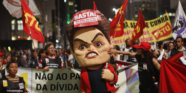 Eine Demonstration in Sao Paulo. In der Mitte eine große Puppe, die aussieht wie Brasiliens Präsidentin, Dilma Rousseff. Eine Demonstration in Sao Paulo. In der Mitte eine große Puppe, die aussieht wie Brasiliens Präsidentin, Dilma Rousseff.