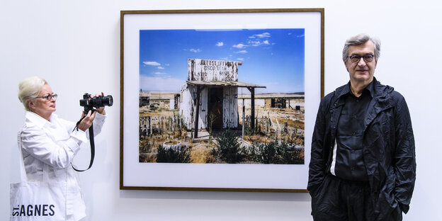 Ausstellung von Wim Wenders. Der Regisseur steht neben einem seiner Fotos. Ausstellung von Wim Wenders. Der Regisseur steht neben einem seiner Fotos.