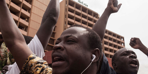 Demonstranten vor einem Hotel in der Hauptstadt von Burkina Faso. Demonstranten vor einem Hotel in der Hauptstadt von Burkina Faso.