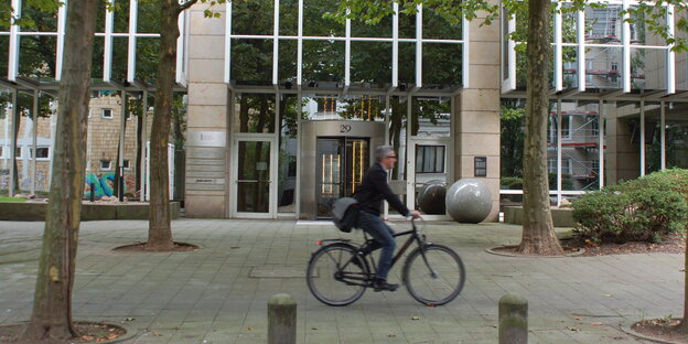 Ein Radfahrer fährt an der Filiale der Bundesbank in Bremen vorbei Ein Radfahrer fährt an der Filiale der Bundesbank in Bremen vorbei