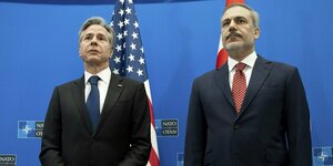 Antony Blinken und der türkische Aussenminister Hakan Fidan stehen stramm vor einer blauen Wand - hinter ihnen die US Flagge