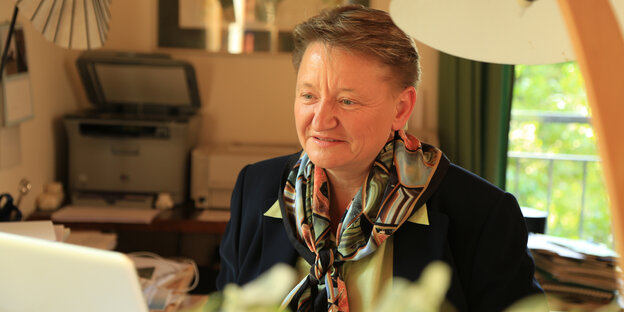 Susanna Tausendfreund an einem Schreibtisch Susanna Tausendfreund an einem Schreibtisch
