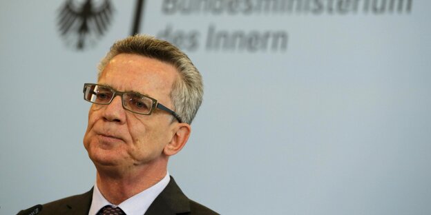 De Maizière vor einem Schriftzug des Bundesinnenministeriums. De Maizière vor einem Schriftzug des Bundesinnenministeriums.