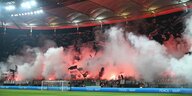 Pyro-Fackeln im Fanblock von Eintracht Frankfurt
