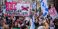 BBC verpaßt einen Maulkorb steht auf dem Transparent neben Israelfahnen