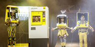 BVG Musical, auf der Bühne sind vier Schauspieler zu sehen verkleidet als BVG-Bahn, Bus, Tram, Fahrkartenautomat.
