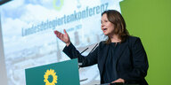 Das Bild zeigt die Grünen-Politikerin Tanja Prinz beim Grünen-Landesparteitag.