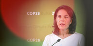 Annalena Baerbock, Bundesministerin des Auswärtigen Amt, gibt vor einer hellgrünen Wand mit der Aufschrift COP28 ein Pressestatement zum neuen Textentwurf der COP-Präsidentschaft ab