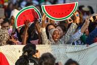 Demonstrantinnen hallten Darstellungen von Wassermelonen als SYmbol für die Unterstützung von Palästinensern und Palästinenserinnen