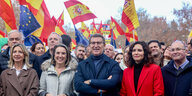 Politiker der der spanischen Volkspartei bei einer Demoe gegen das Amnestiegesetz