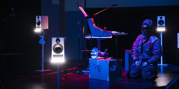 Eine dunkle Bühne mit technischen Geräten: eine akustische Performance in Berlin-Wedding