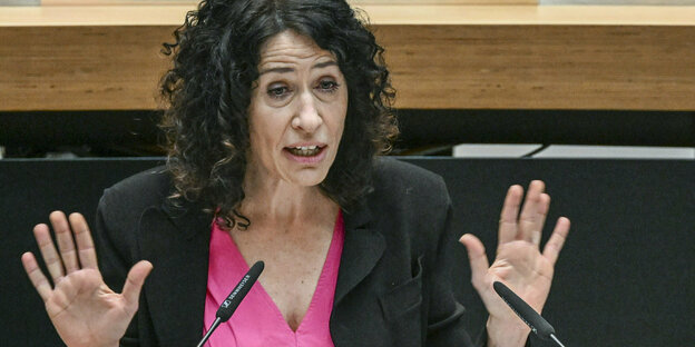 Das Bild zeigt Grünen-Fraktionschefin Bettina Jarasch am Rednerpult des Abgeordnetenhauses.