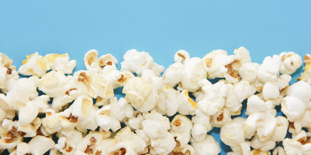 Popcorn auf hellblauem Grund.
