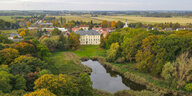 Herbstlich gefärbt sind Laubbäume im Park am Schloss Trebnitz im Landkreis Märkisch-Oderland in Ostbrandenburg.