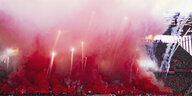 Kölner Tribüne in große rote Rauchschwaden gehüllt