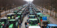 Traktoren blockieren 4 Spuren vor dem Brandenburger Tor