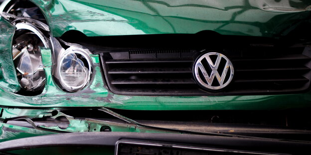 Eingedellter Volkswagen beim Schrotthändler Eingedellter Volkswagen beim Schrotthändler