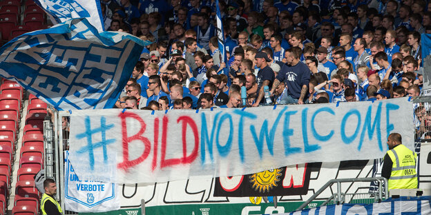 Fußballfans mit einem Transparent Fußballfans mit einem Transparent