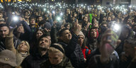 Menschenmenge mit Handybeleuchtung