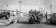 Eine historische Schwarz-Weiß-Aufnahme von Soldaten auf den straßen von Nikosia, Zypern