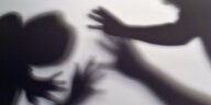 Schatten symbolisieren, wie ein Kind versucht, sich vor der Gewalt eines Erwachsenen zu schützen
