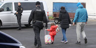 Polizisten begleiten eine asylsuchende, aber abgelehnte Familie 2015 auf dem Flughafen Leipzig-Halle zu dem Flugzeug nach Belgrad.